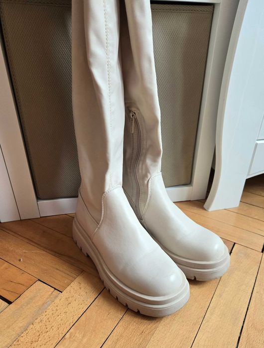 Високи ботуши цвят екрю