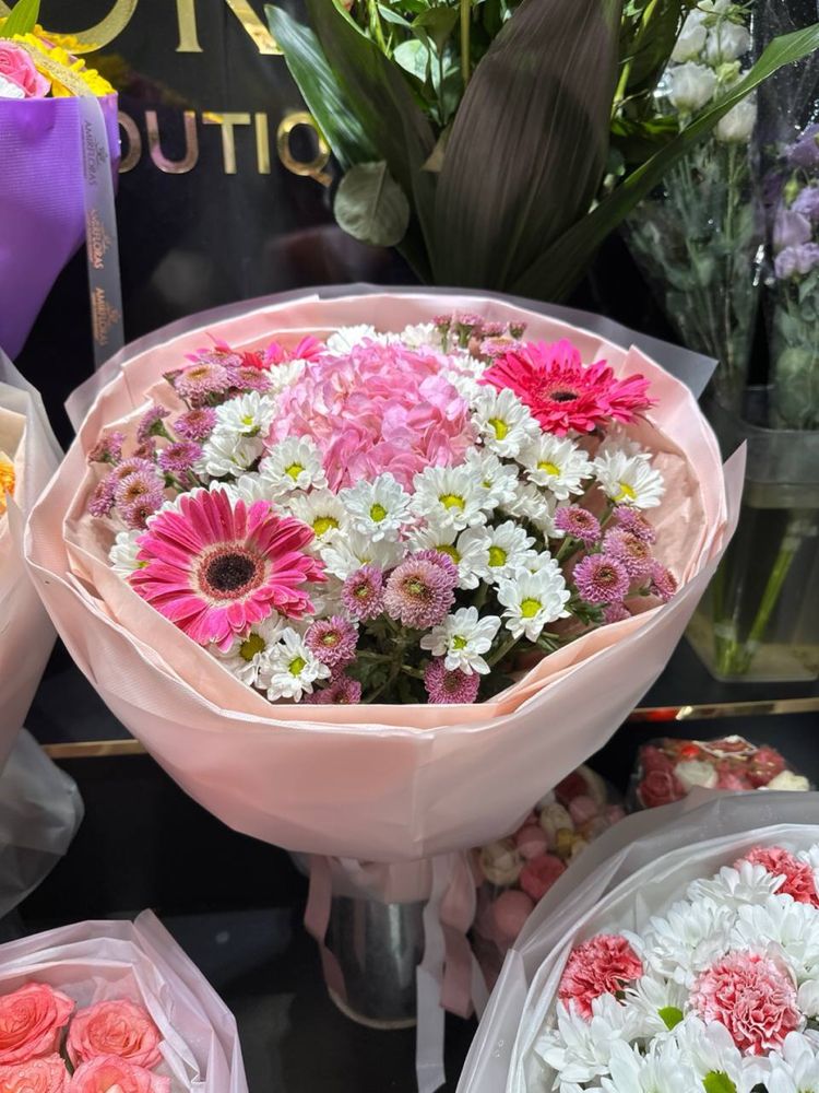 Buket gullar pionavidniy roza katarina bables