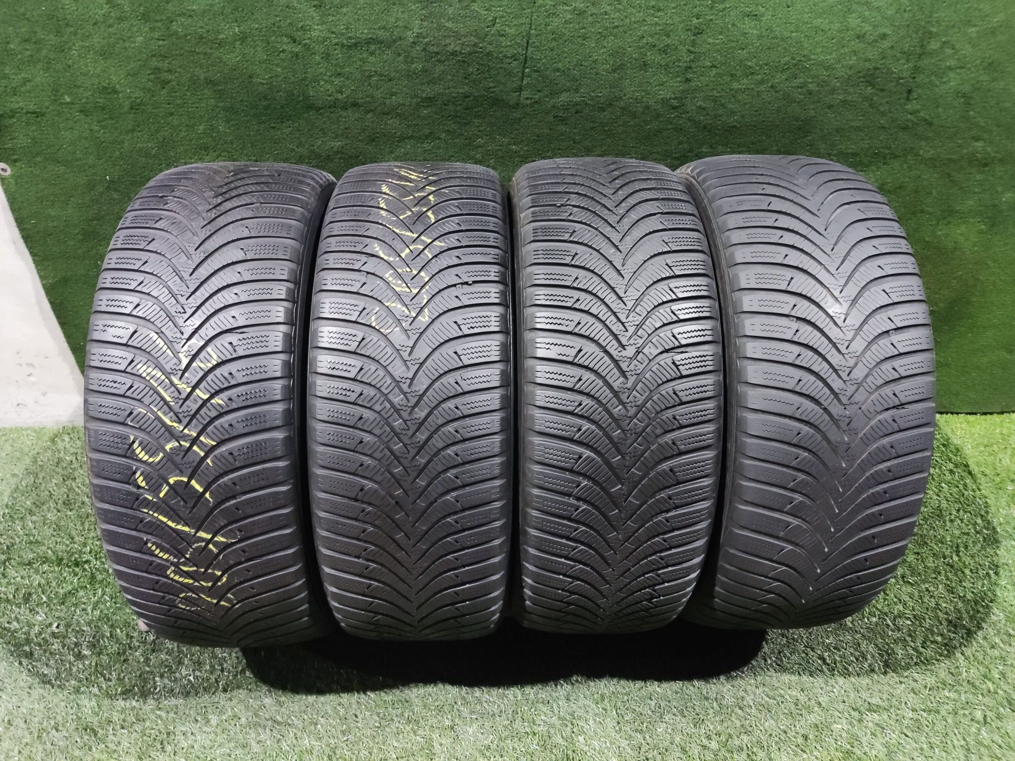 4бр зимни гуми 205/55/16 Hankook 
5.5/5.8
Добро състояние на гумите, б