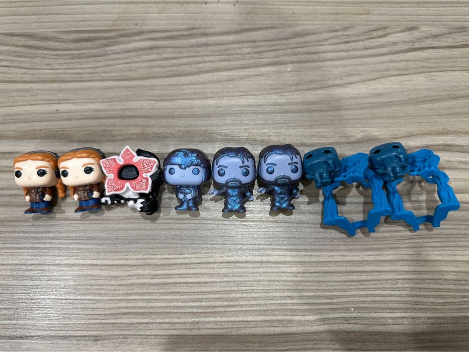 срочно продаю фигурки “очень странные дела” из киндер джой