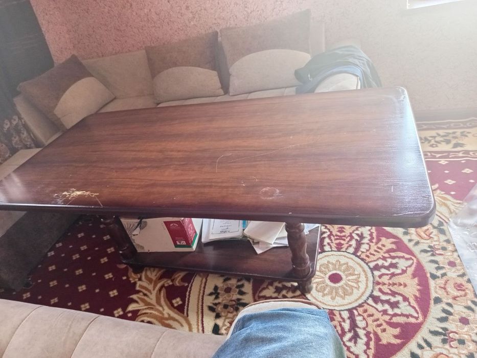 Mehmonxona uchun stol