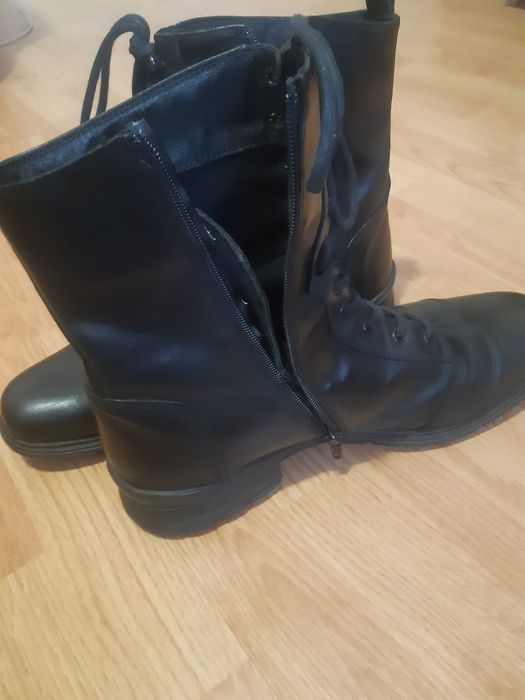 Bocanci bărbătești mărimea 44 .