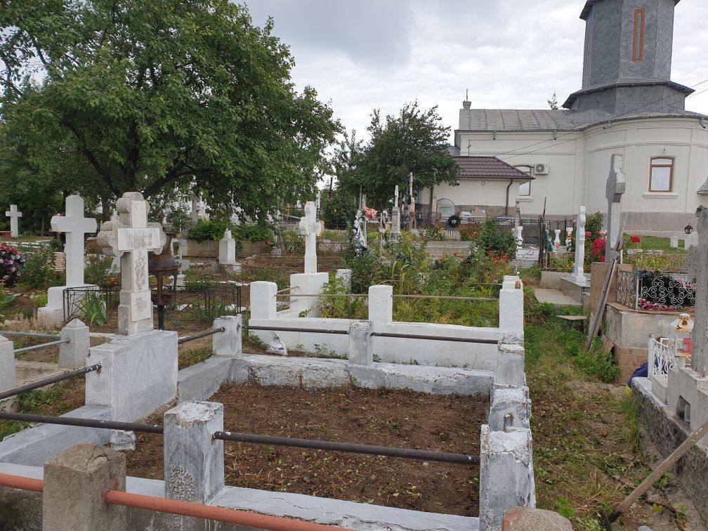 vând loc de veci dublu la Biserica Faraoanele