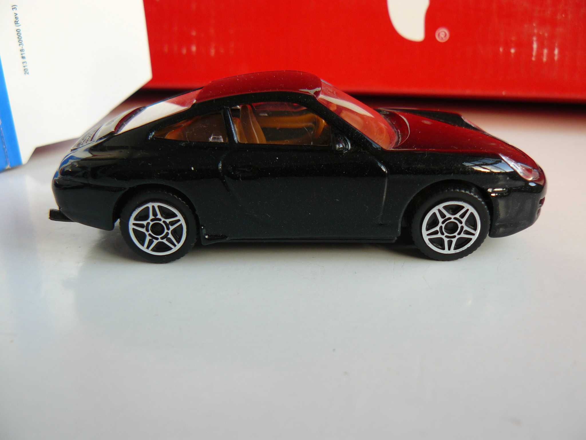 Macheta Auto PORSCHE 911 CARRERA 4,Noua,produs Bburago, scara1:43