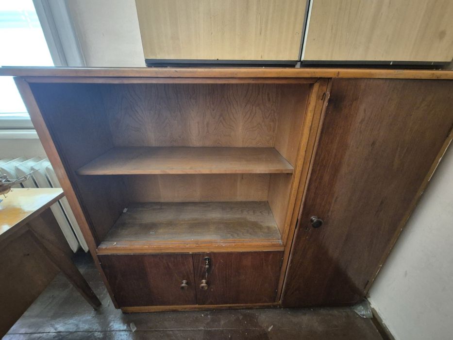 Мебели от дърво-гардероби, секции, бюро и маса