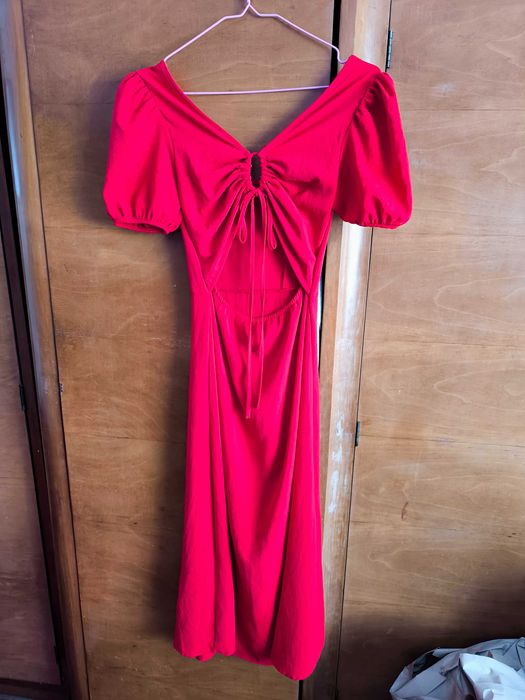 Червена рокля, официална или ежедневна