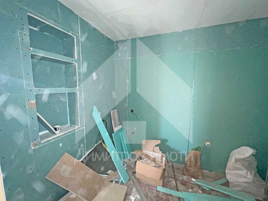 Продава самостоятелна, еднофамилна къща с двор и кладенец- Нови пазар.