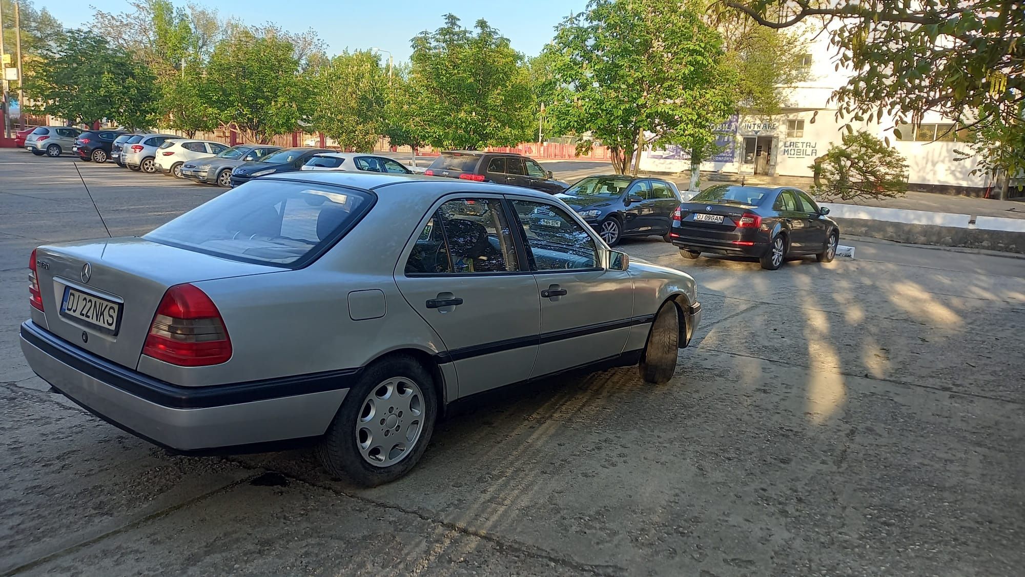 Vând Mercedes c 180