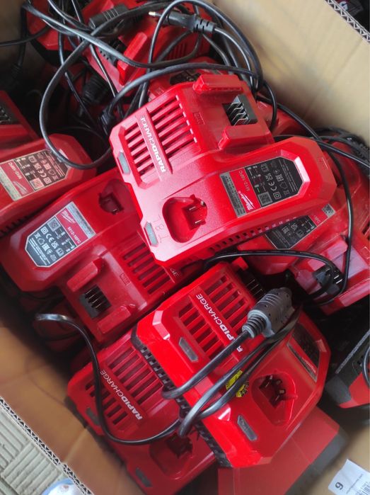 MILWAUKEE incarcatoare rapide si baterii defecte