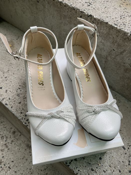 Официални детски обувки на ток