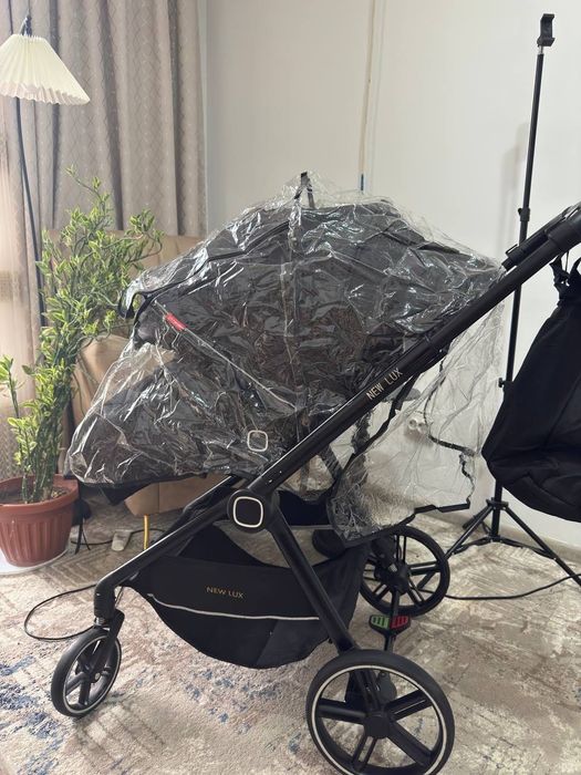 Стильная фирменная коляска, столик для кормления в подарок