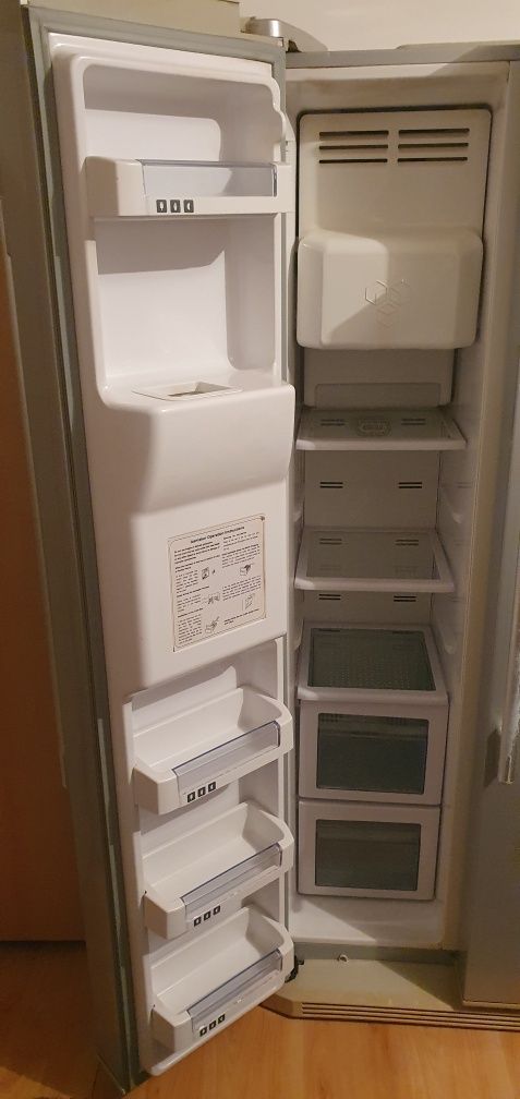 Combină frigorifică side by side cu dozator apa rece/ cuburi  gheata