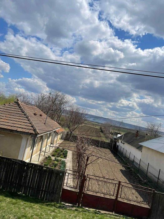 Vand casa la strada principala in comuna Berezeni