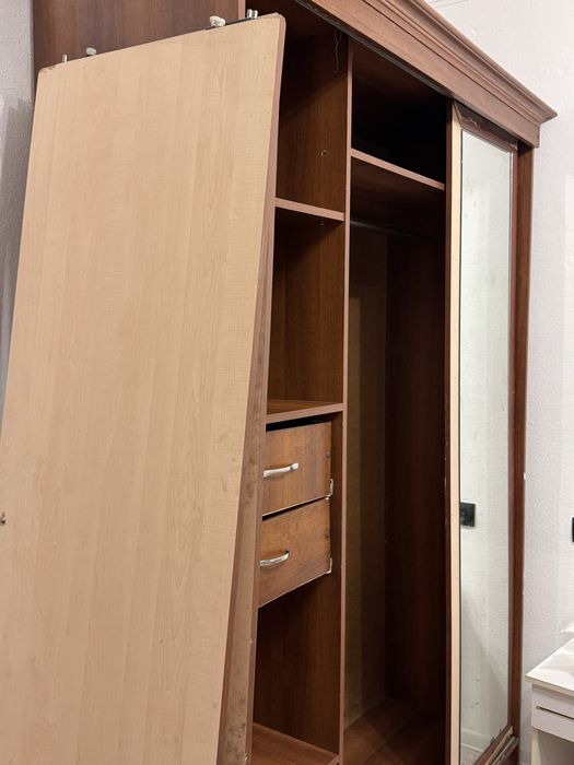 БЕСПЛАТНО ОТДАМ большой шкаф б/у с зеркалом