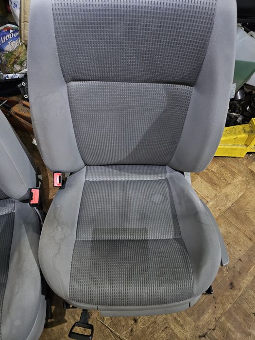 Продавам предни седалки с основи  за Кади мк3 с подгрев.