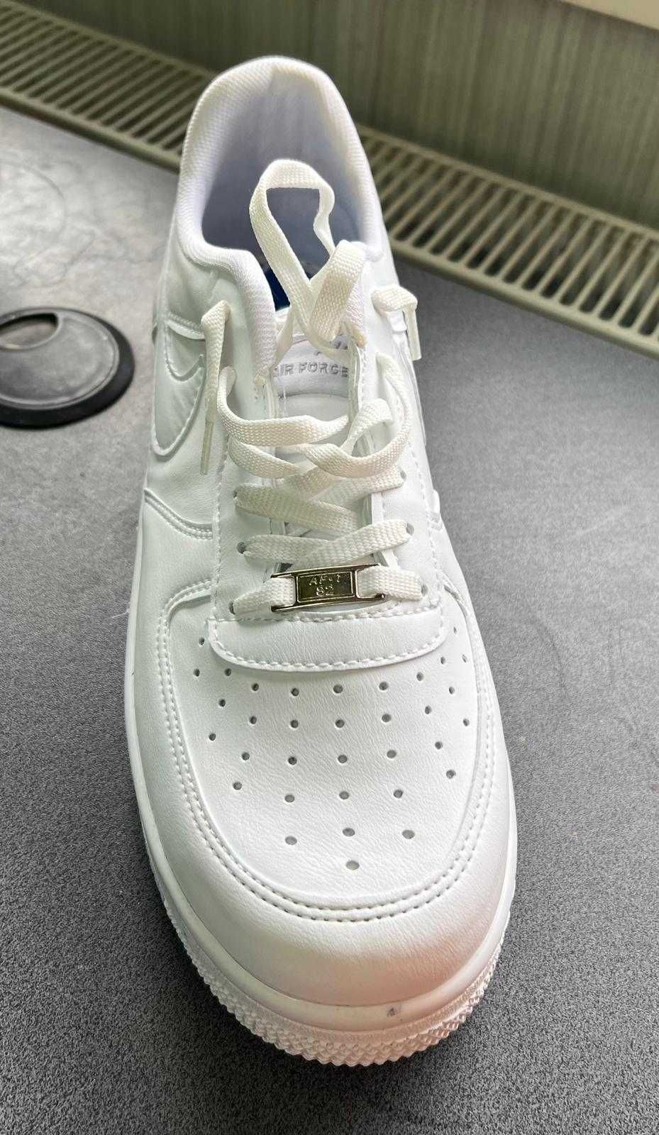 Adidasi Nike noi 2 perechi nr.44 (alb/negru) la pret de una!