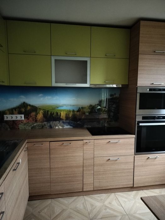 Ъглова кухня с вградени уреди