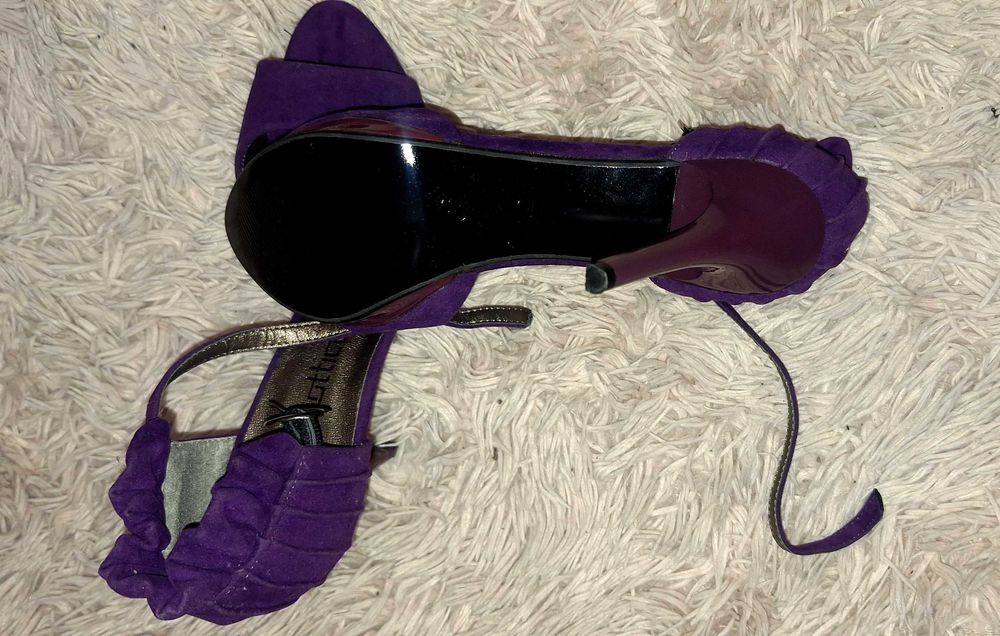 Дамски кокетни сандали с висок ток