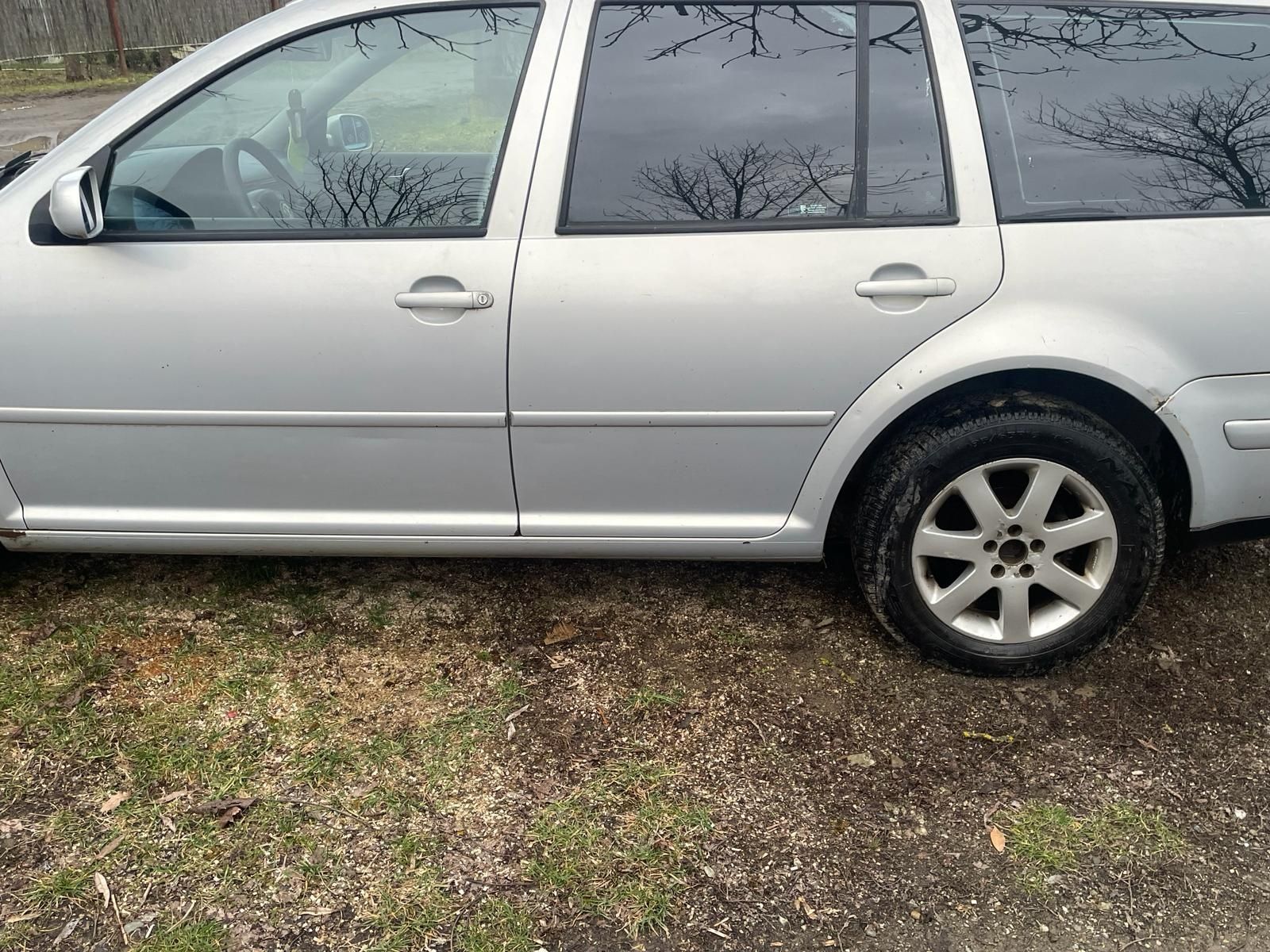 Vând Volkswagen Golf 4