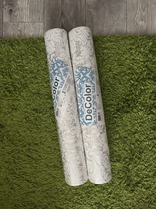Два рулона обоев