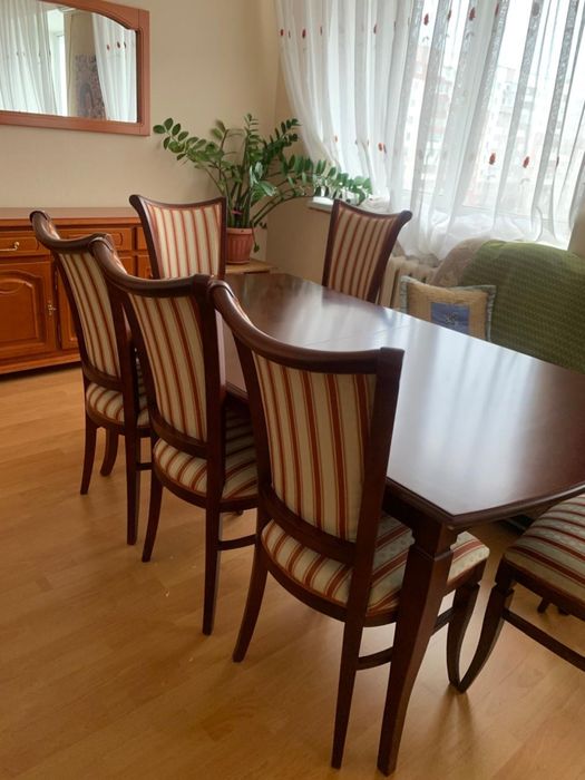 Стол со стульями из натурального дерева