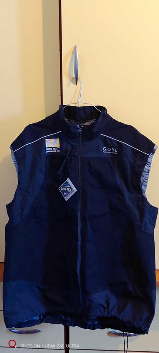Vând vesta goretex noua L