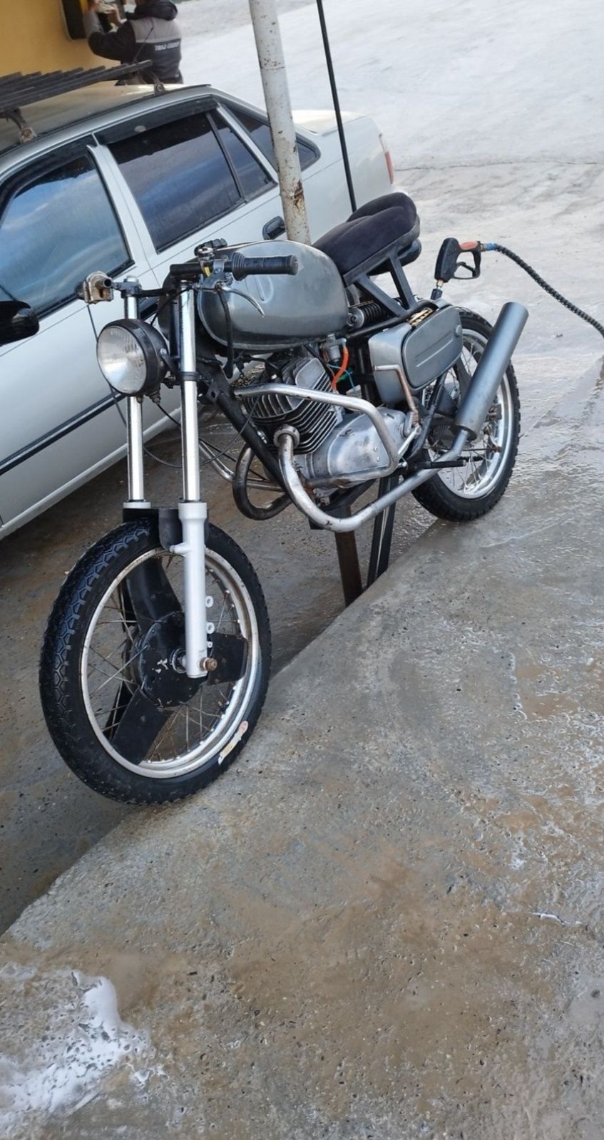 Moto cafe racer aybi yoq narxi 3 yarm milion  kami bor spartvni ql