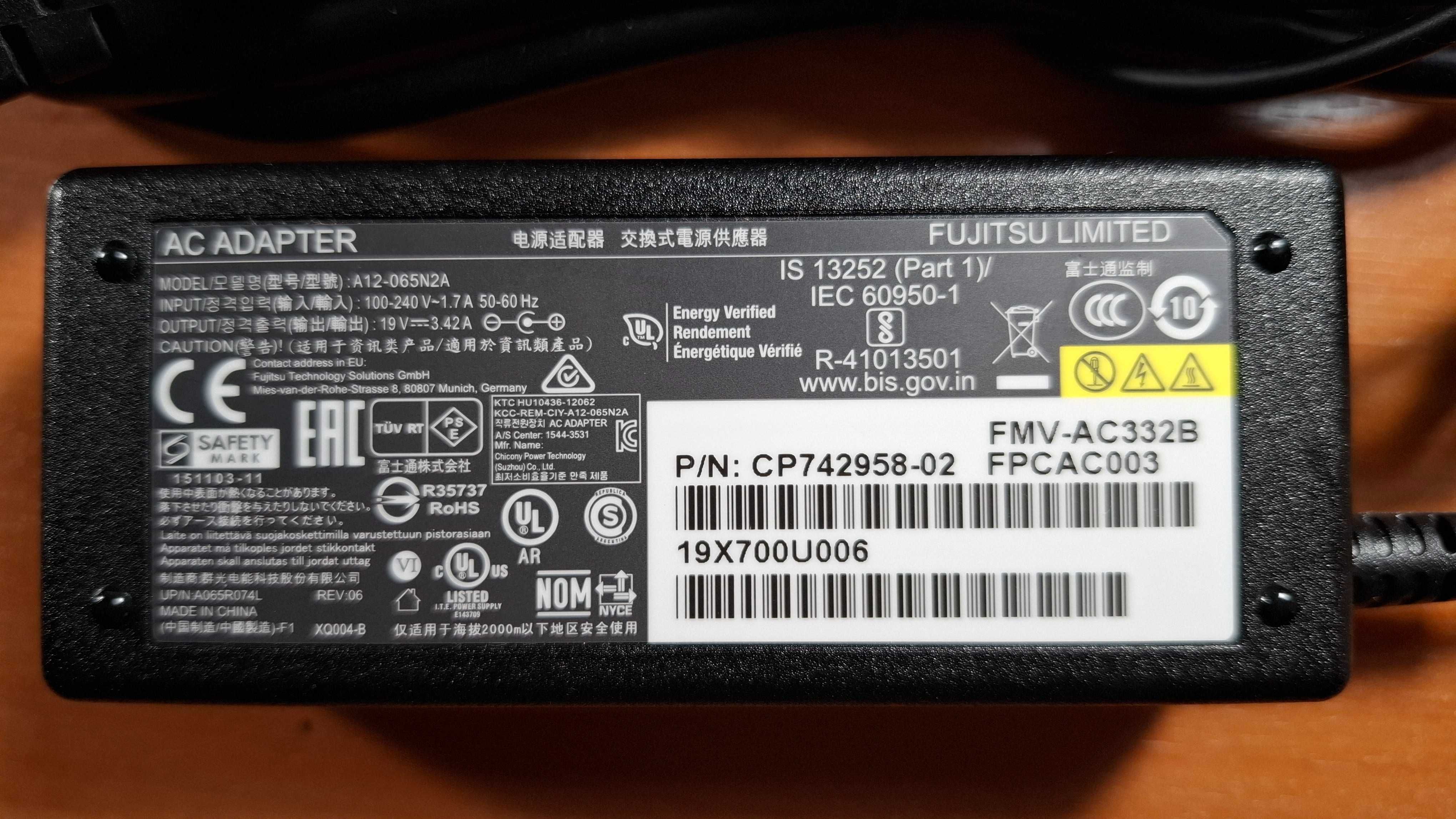 НОВО оригинално зарядно за лаптоп Fujitsu