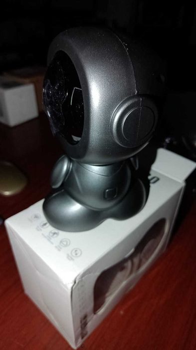 Robot cu cameră rotativă pentru monitorizare copii