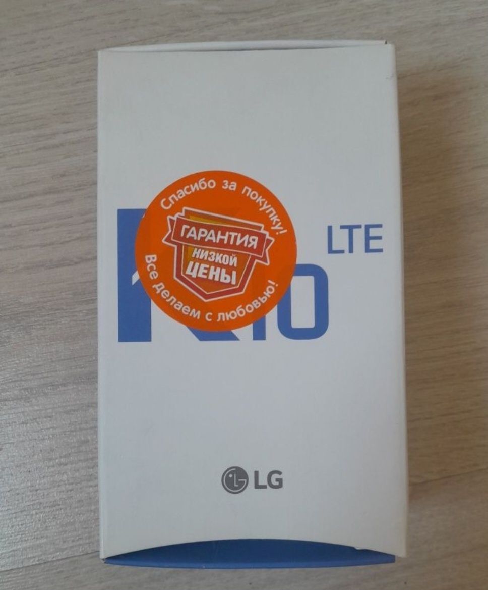 Телефон LG K10, LTE, черного цвета, с золотистой крышкой корпуса.