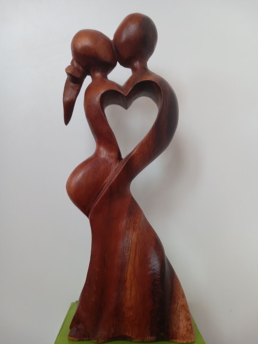 Дървена статуетка влюбени