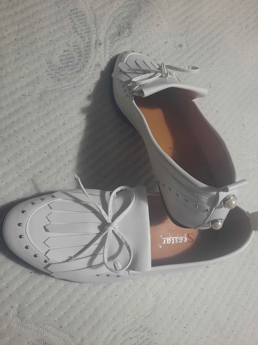 Loafers albi, nr 36. NOI.  Recomand pentru un picior ingust.