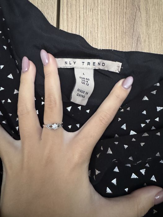 Лъскава рокля с паднало рамо