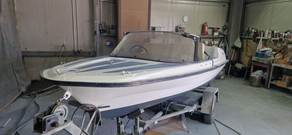 Vând  barca cu peridoc sau schimb cu skijet