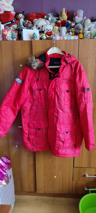 Мъжко зимно яке със стягащи връзки и сваляща се качулка