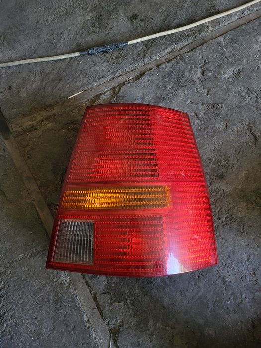 продам 2 правых и 1 левый задний габарит на Volkswagen Golf 4