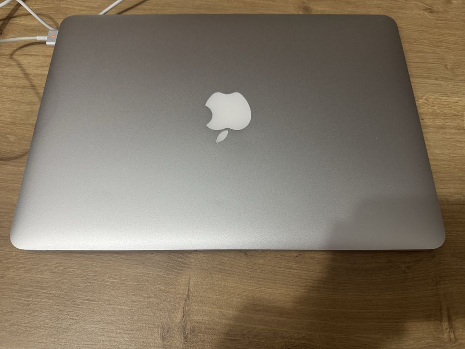 Macbook Pro 13’ A1502 256 gb 8 RAM 2.7Ghz i5