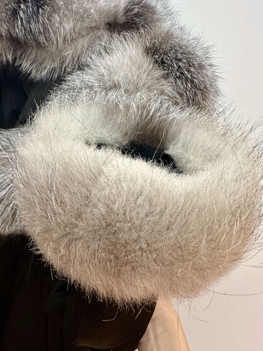 Geaca cu blana de vulpe argintie, accesorizata