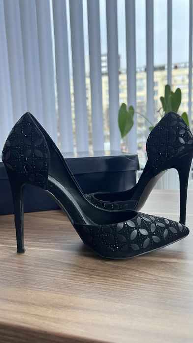 Черни остри обувки на висок ток