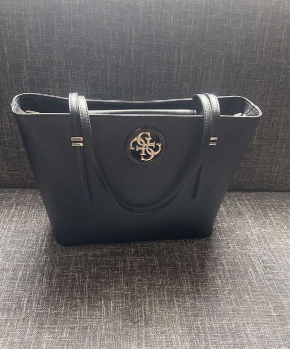 Продавам чанта за рамо Guess