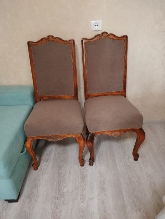 Деревянные стулья