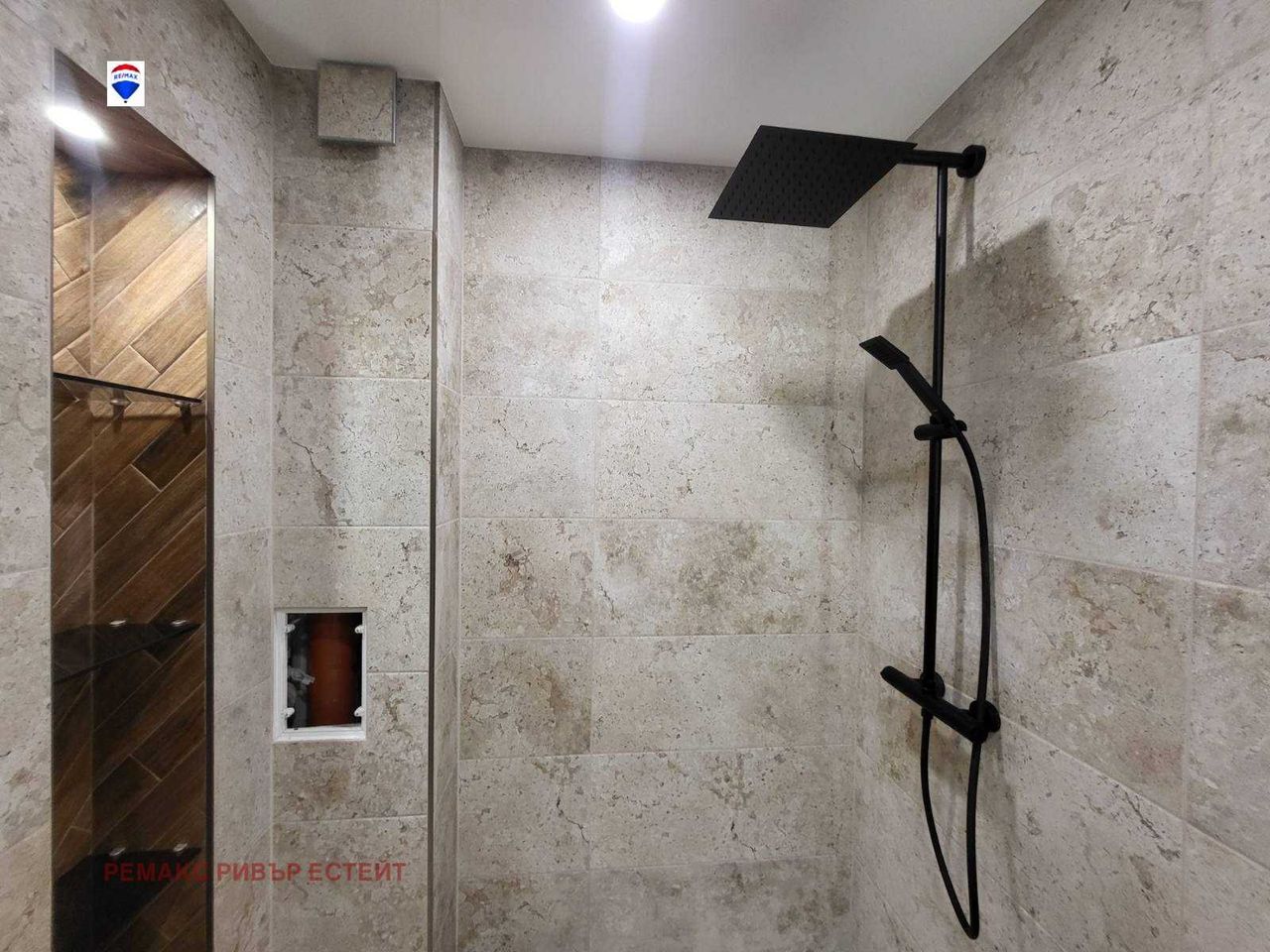 Дава се под наем Двустаен апартамент в Русе, Център - 65 кв.м за 663 € - Снимка #12