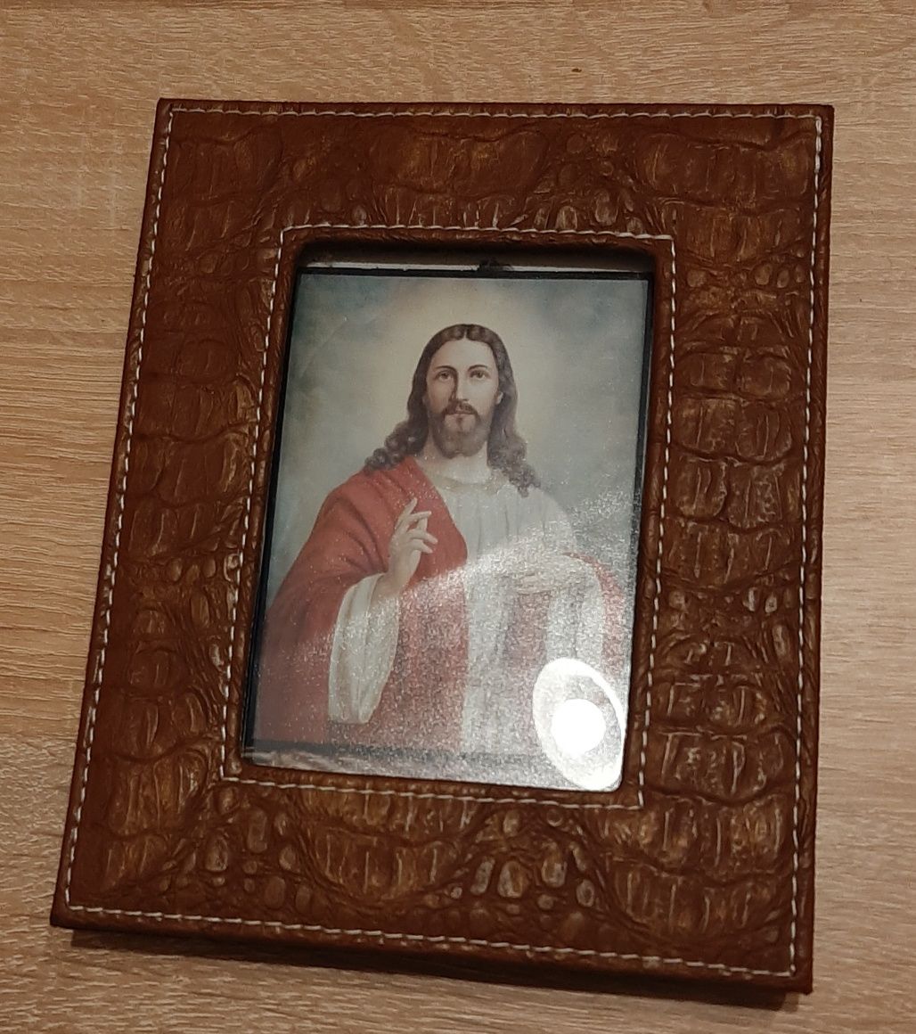 Мини дървена книжка с икони,кожена рамка със снимка  на Исус Христос