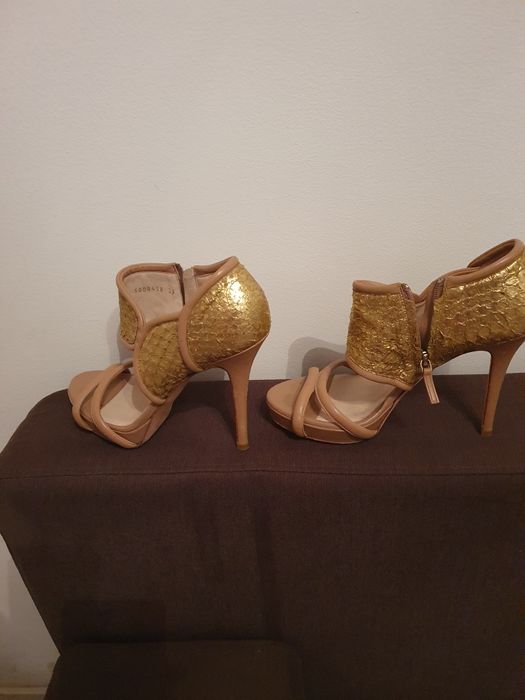 Sandale Escada, piele naturala, marimea 39, 120 lei, negociabil