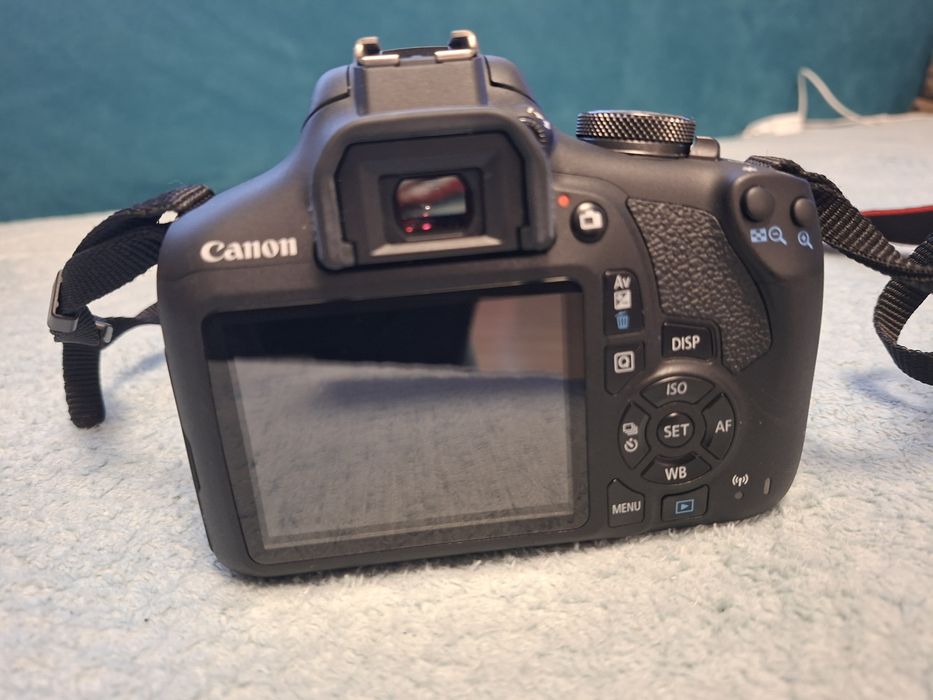 DSLR Canon 2000d +obiectiv EF-S 18-55MM 24.1 MP
