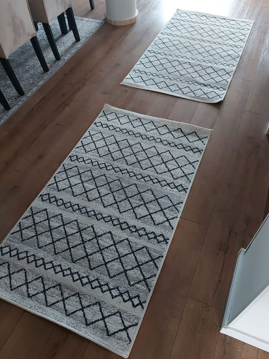 Set 2 carpete, stare foarte buna. Dimensiunea 80×150iunea unei carpet