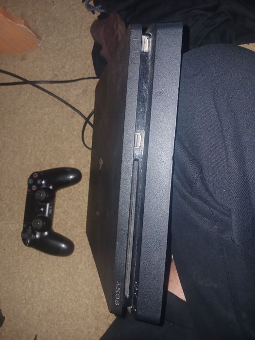 Продою Ps 4 в хорошом состаяние