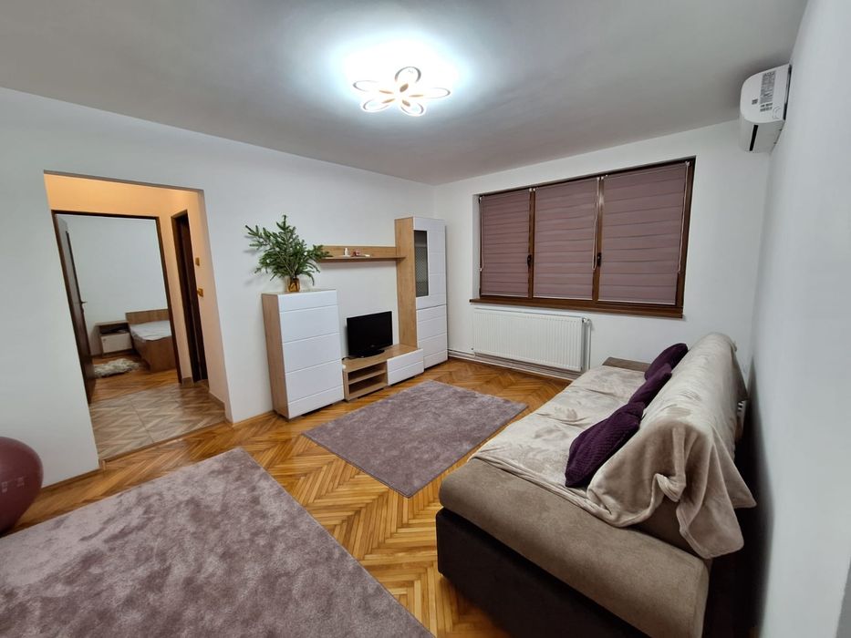 Închiriez apartament cu 2 camere
