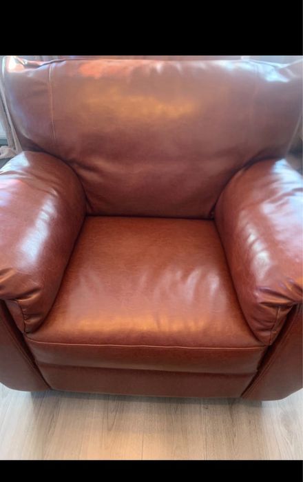 Vând canapea extensibilă cu două fotolii din piele