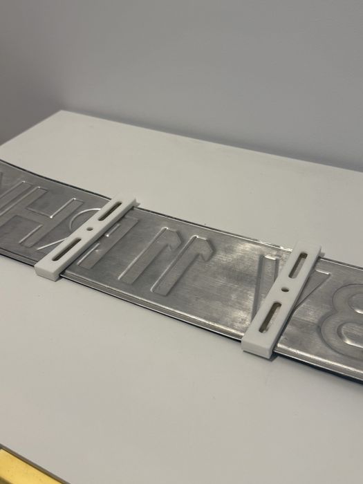 Suport număr slim rezistent